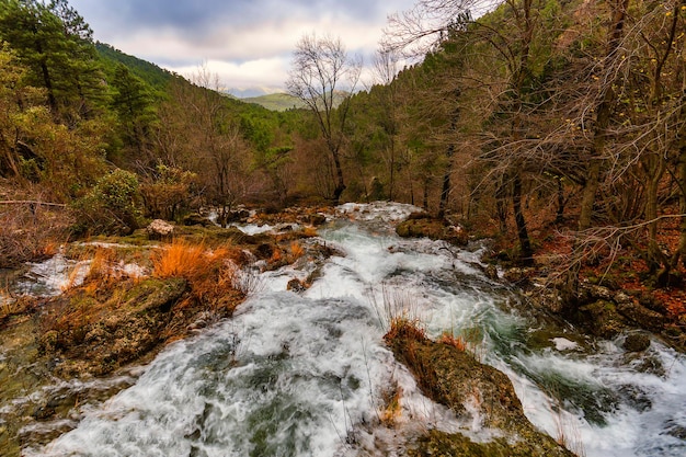 Wasserfall an der Quelle des Flusses Mundo