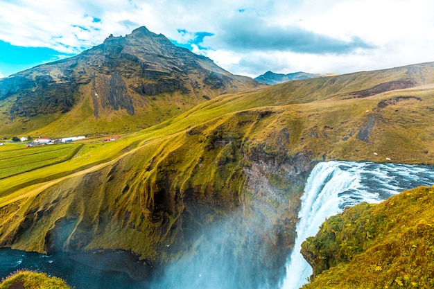 Wasserfall an der spitze des skogafoss-wasserfalls im goldenen kreis im süden islands