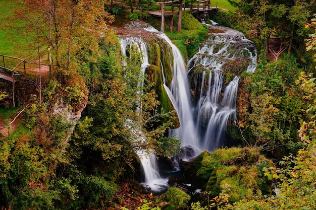 Wasserfall auf der Schlucht des Flusses Korana im Dorf Rastoke Slunj in Kroatien in der Nähe des Nationalparks Plitvicer Seen