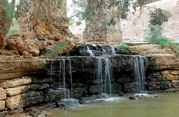 Wasserfall auf schwarzen Steinen in Israel