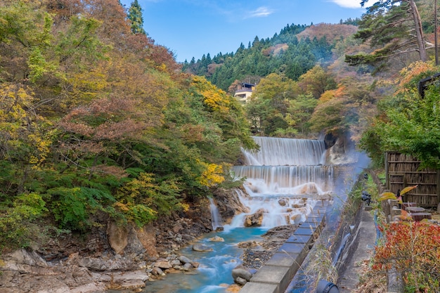 Foto wasserfall bei tsuchiyu onsen im schönen herbst (abgefallene blätter) bei tohoku, fukushima, japan