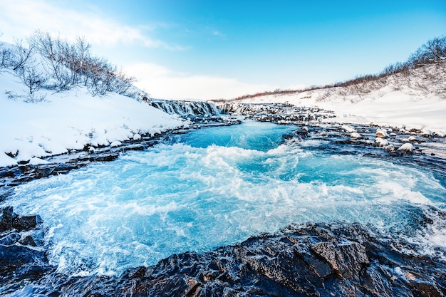 Wasserfall Bruarfoss „Islands blauster Wasserfall“ Blaues Wasser fließt über Steine Winter Island Besuchen Sie Island