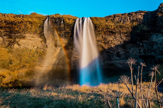 Wasserfall, der einen Regenbogen erzeugt