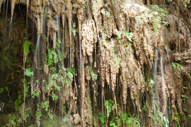 Wasserfall, der über die Klippe fließt.