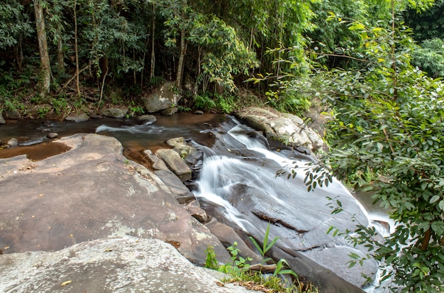 Wasserfall, der von den Bergen am Wasserfall Phu SOI DAO in Loei fließt.