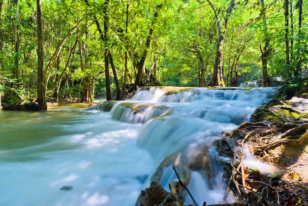 Wasserfall Huai Mae Khamin bei Kanchanaburi, Thailand, schöner Wasserfall, Wald