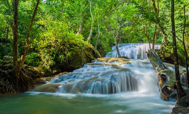 Wasserfall Huai Mae Khamin bei Kanchanaburi, Thailand, schöner Wasserfall, Wald