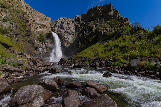 Wasserfall im Altai-Gebirge. Wunderschöne Naturlandschaft. Beliebtes touristisches Ausflugsziel.