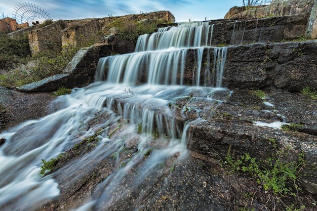 Wasserfall im Damm eines Sumpfes, Naturgebiet von Los Barruecos,