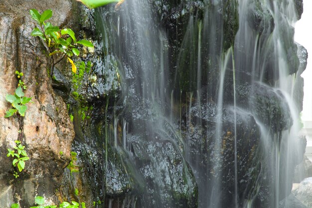 Wasserfall im geschmückten Garten