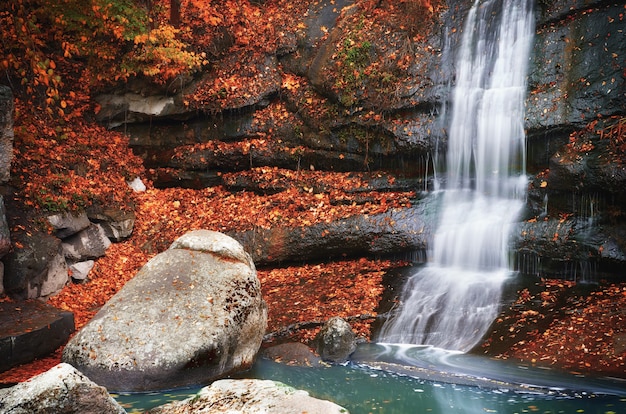 Wasserfall im Herbst. Naturzusammensetzung.