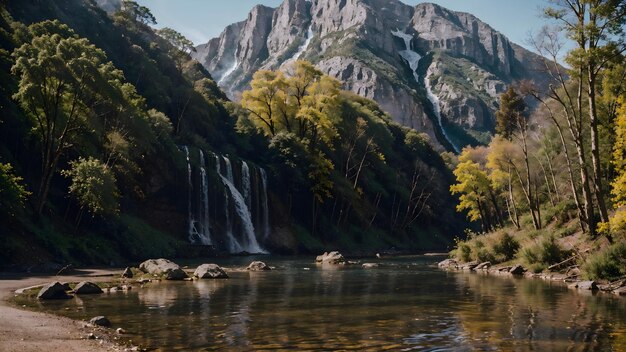 Wasserfall im Herbstwald Bergflusslandschaft Hintergrundbild