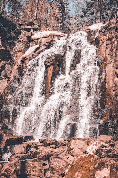 Wasserfall im Herbstwald