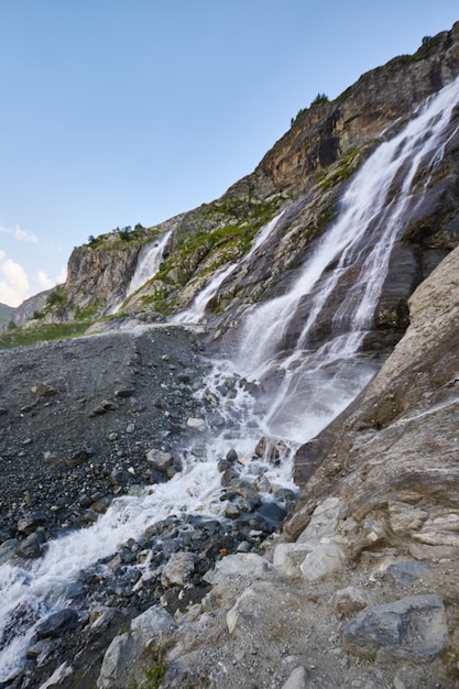Wasserfall im Kaukasus, schmelzender Gletscherkamm Arkhyz, Sofia Wasserfälle. Schöne hohe Berge von Russland, der Fluss des reinen Eiswassers. Sommer in den Bergen, wandern