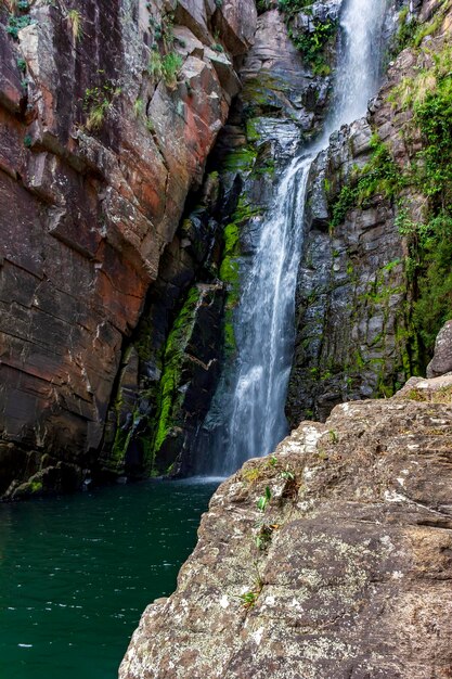 Wasserfall im natürlichen Wald auf dem Hügel Cipo in Minas Gerais, Brasilien