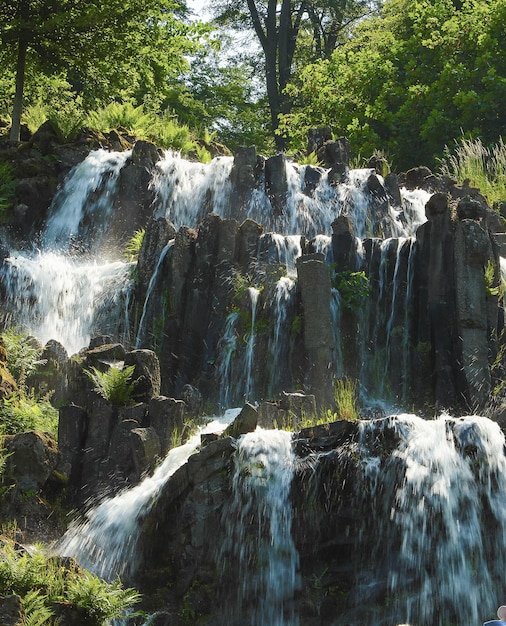 Wasserfall im Park Wilhelmshöhe in Kassel im Sommer an einem sonnigen Tag