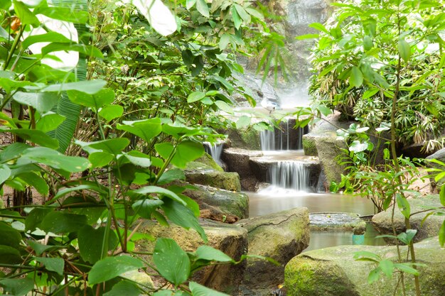 Wasserfall im Park.