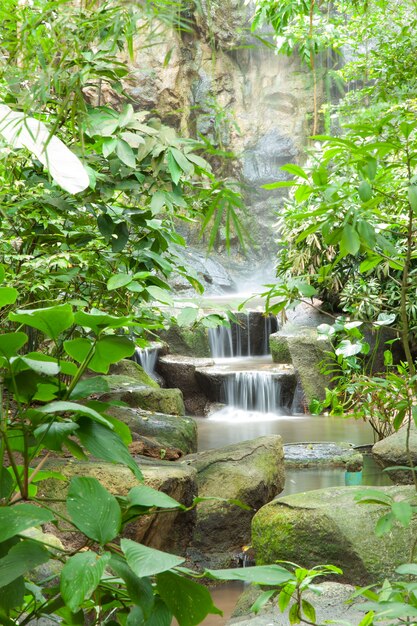 Wasserfall im Park.