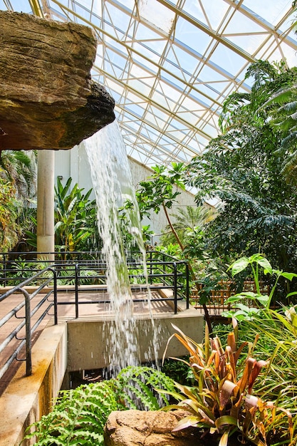 Wasserfall im Regenwald-Gewächshaus mit Glasdecke