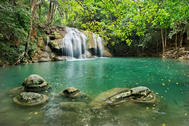 Wasserfall im tiefen Wald auf Berg