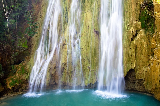 Wasserfall im tiefgrünen Wald