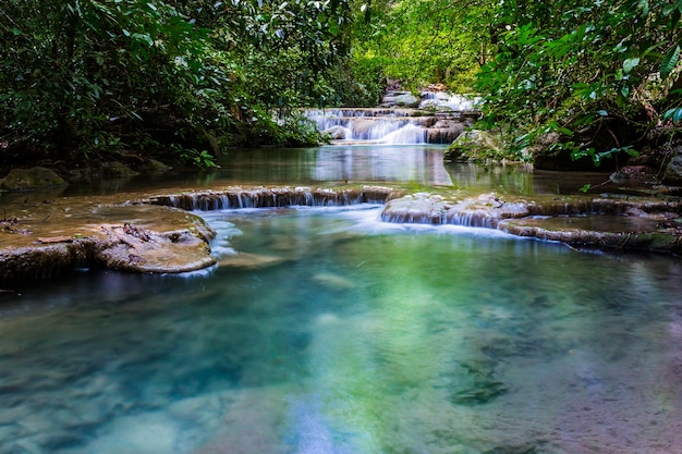 Wasserfall im tropischen Wald an Provinz Erawan Nationalparks Kanchanaburi, Thailand