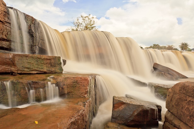 Wasserfall im tropischen Wald, nördlich von Thailand