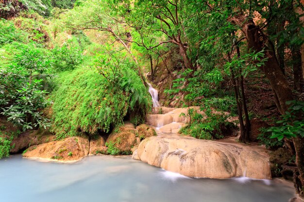 Wasserfall im tropischen Wald, westlich von Thailand