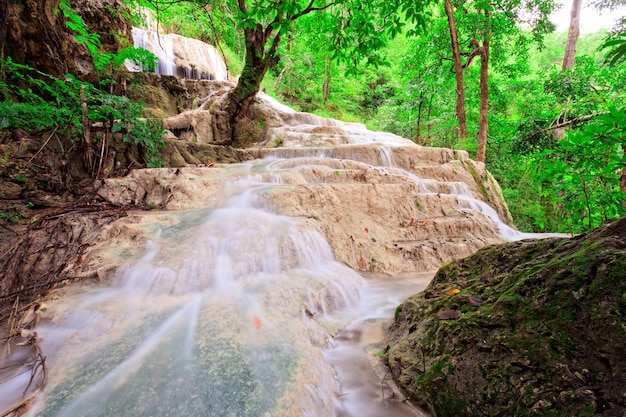 Wasserfall im tropischen Wald, westlich von Thailand