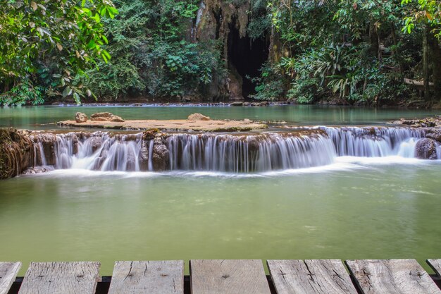 Wasserfall im tropischen Wald