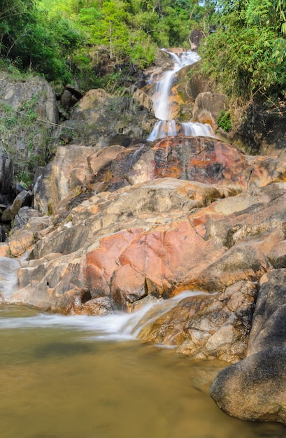 Wasserfall im tropischen Wald