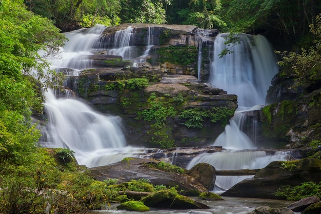 Wasserfall im Wald auf dem Berg.