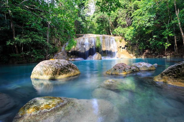 Wasserfall im WaldErawan Wasserfall