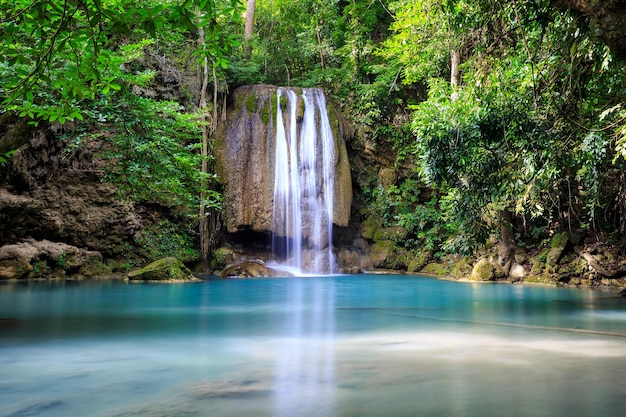 Wasserfall im WaldErawan Wasserfall