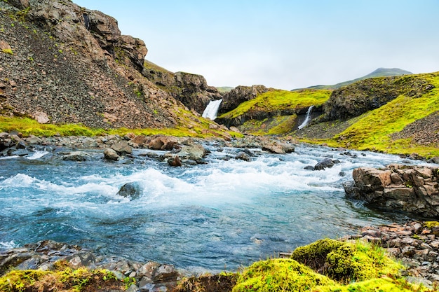 Wasserfall in den Bergen. Ostisland. Schöne Sommerlandschaft