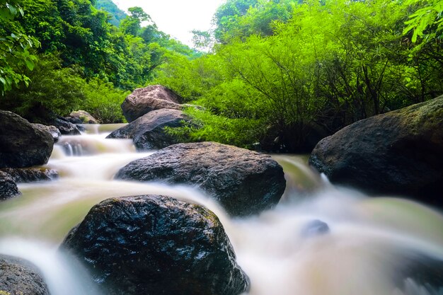 Wasserfall in den Bergen