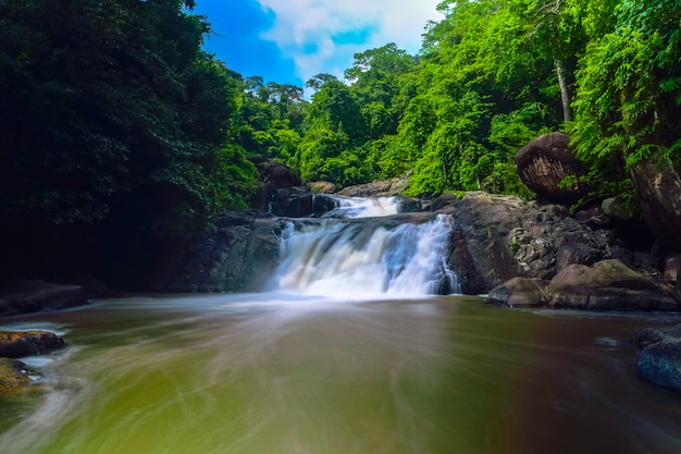 Wasserfall in den Bergen