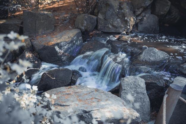 Wasserfall in den Bergen