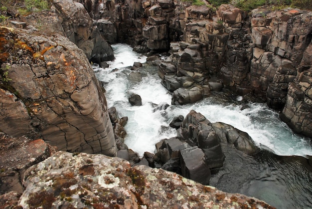 Wasserfall in den Felsen