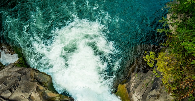 Wasserfall in den Karpatenbergen, hohe Ansicht