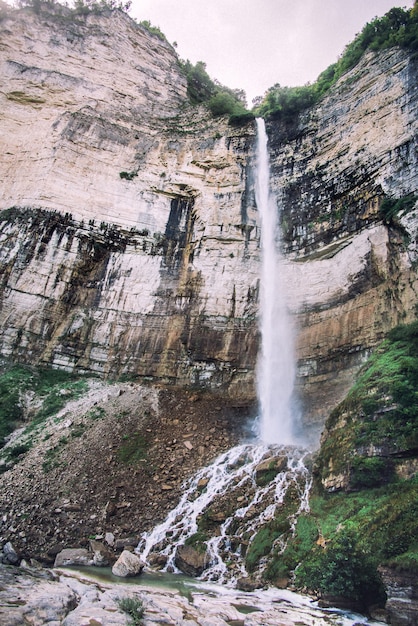 Wasserfall in der Ansicht der felsigen Berge