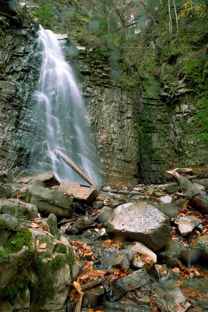 Wasserfall in der Herbstsaison