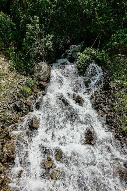 Wasserfall in der Schlucht des Cherek-Flusses in der Nähe des Ushtulu-Trakts Kaukasus Juni 2021