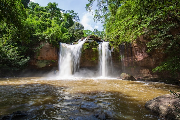 Wasserfall in der thailändischen Natur
