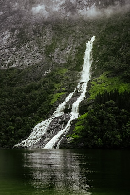 Wasserfall in einem norwegischen Fjord