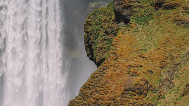 Wasserfall in Island Erstaunliche Aussicht auf den Skogafoss-Wasserfall