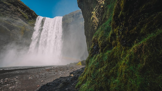 Wasserfall in Island Erstaunliche Aussicht auf den Skogafoss-Wasserfall