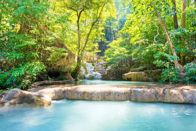 Wasserfall in tropischer Landschaft