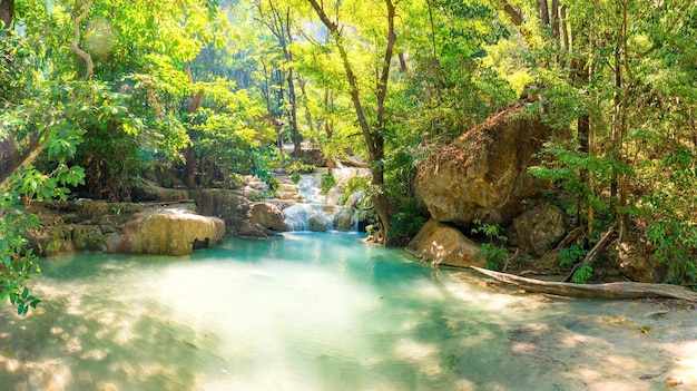 Wasserfall in tropischer Landschaft