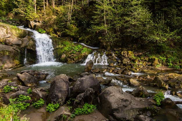 Wasserfall Kameneckkiy in den Karpatenbergen, Ukraine